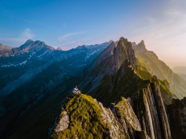 Dağlarda yürüyüş yapan kadın, Schaefler Altenalptuerme dağ sırtı İsviçreli Alpstein alp dağları Appenzell Innerrhoden İsviçre 'nin sarp yamacında, İsviçre' nin görkemli Schaefler zirvesinde