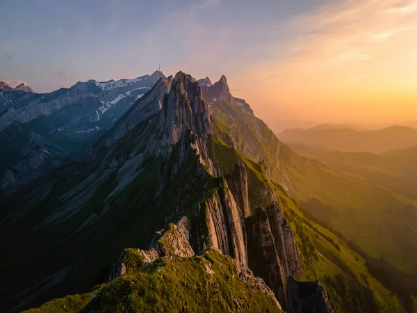 Tramonto in montagna, Schaefler Altenalptuerme cresta alpina svizzera Alpstein alpina Appenzell Innerrhoden Svizzera, ripida cresta della maestosa vetta Schaefler sul monte Alpstein Svizzera — Foto Stock