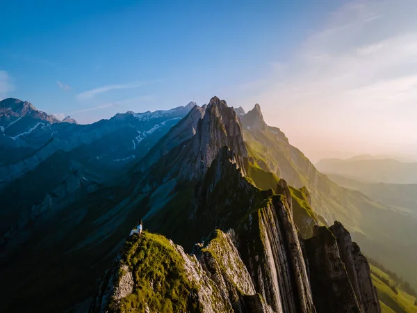 Woman hiking in the mountains, Schaefler Altenalptuerme mountain ridge swiss Alpstein alpine Appenzell Innerrhoden Switzerland,steep ridge of the majestic Schaefler peak in Switzerland — Stock Photo, Image