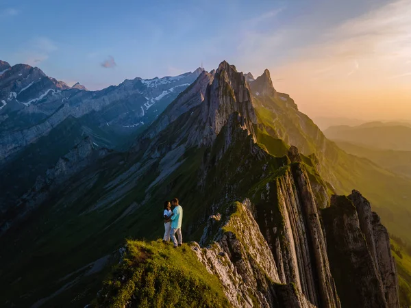 Schaefler Altenalptuerme山の尾根スイスアルプシュタイン、アッペンツェル・インナーローデンスイス、アルプシュタイン山脈の壮大なSchaeflerピークの急な尾根アッペンツェル、スイス — ストック写真