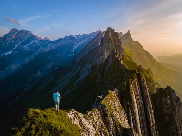 Schaefler Altenalptuerme mountain ridge swiss Alpstein, Appenzell Innerrhoden Suiza, cresta empinada del majestuoso pico Schaefler en la cordillera Alpstein Appenzell, Suiza — Foto de Stock