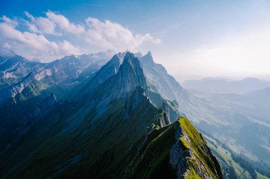 Schaefler Altenalptuerme dağ sırtı İsviçreli Alpstein alp disiplini Appenzell Innerrhoden İsviçre, Alpstein sıradağları Appenzell, İsviçre 'nin görkemli Schaefler zirvesi.