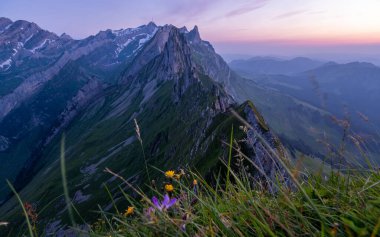 Dağlarda gün batımı, Schaefler Altenalptuerme dağ sırtı İsviçre 'deki Alpstein alp çamı Appenzell Innerrhoden İsviçre' nin görkemli Schaefler zirvesi