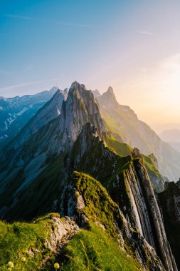 Schaefler Altenalptuerme dağ sırtı İsviçre Alpstein, Appenzell Innerrhoden İsviçre, İsviçre 'nin Alpstein sıradağları Appenzell, İsviçre' nin görkemli Schaefler zirvesi.