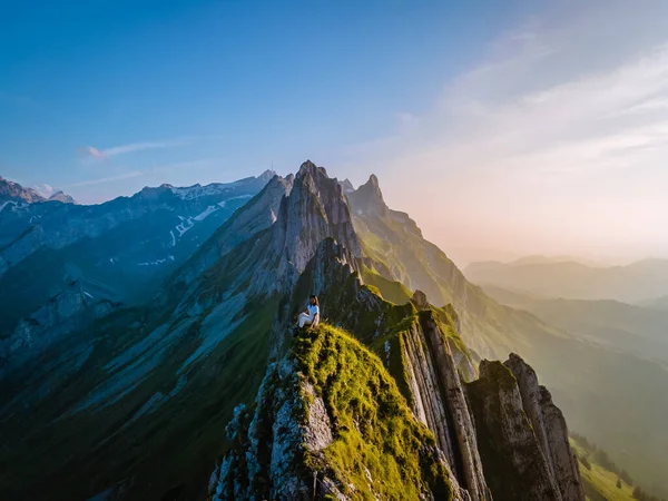 Donna escursionismo in montagna, Schaefler Altenalptuerme cresta alpina svizzera Alpstein alpina Appenzell Innerrhoden Svizzera, ripida cresta della maestosa vetta Schaefler in Svizzera — Foto Stock