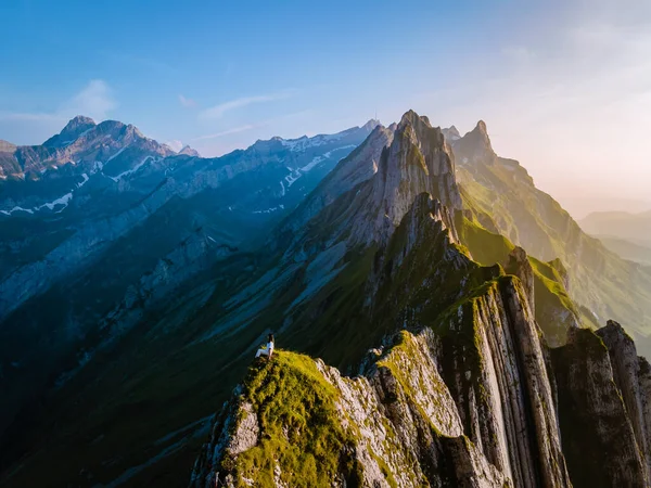 Donna escursionismo in montagna, Schaefler Altenalptuerme cresta alpina svizzera Alpstein alpina Appenzell Innerrhoden Svizzera, ripida cresta della maestosa vetta Schaefler in Svizzera — Foto Stock