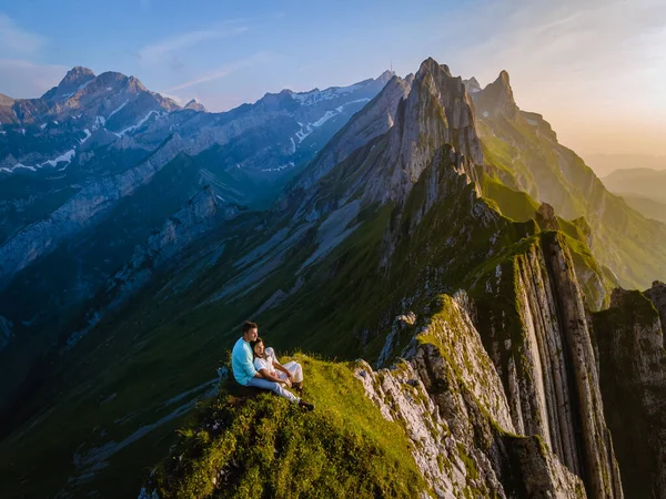 Schaefler Altenalptuerme mountain ridge swiss Alpstein, Appenzell Innerrhoden Suíça, cume íngreme do majestoso pico de Schaefler na cordilheira de Alpstein Appenzell, Suíça — Fotografia de Stock