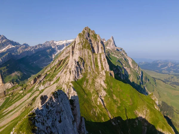 Schaefler Altenalptuerme montaña suiza Alpstein alpino Appenzell Innerrhoden Suiza, cresta empinada del majestuoso pico Schaefler en la cordillera Alpstein Appenzell, Suiza con —  Fotos de Stock