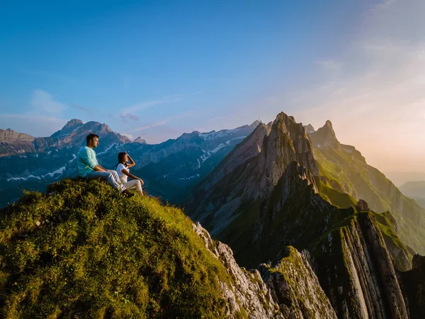 Schaefler Altenalptuerme mountain ridge swiss Alpstein, Appenzell Innerrhoden Svizzera, ripida cresta della maestosa vetta Schaefler nella catena montuosa Alpstein Appenzell, Svizzera — Foto Stock