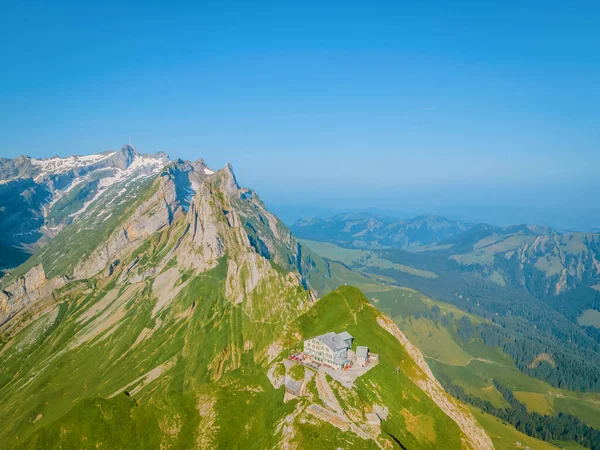 Schaefler Altenalptuerme cordilheira suíço Alpstein alpino Appenzell Innerrhoden Suíça, cume íngreme do majestoso pico Schaefler na cordilheira Alpstein Appenzell, Suíça com — Fotografia de Stock
