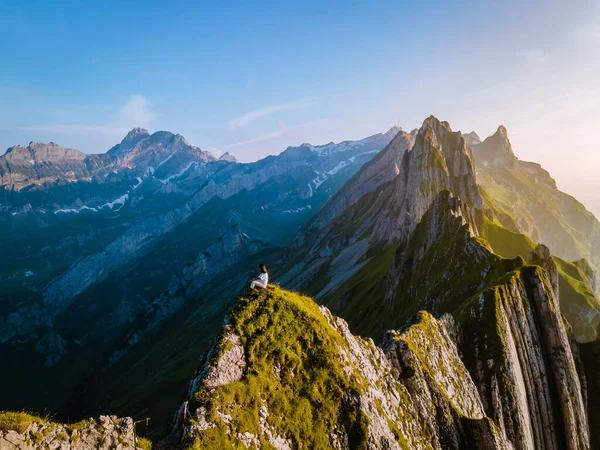 Mujer senderismo en las montañas, Schaefler Altenalptuerme montaña cresta suiza Alpstein alpino Appenzell Innerrhoden Suiza, cresta escarpada del majestuoso pico de Schaefler en Suiza — Foto de Stock
