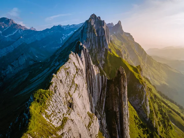 Tramonto in montagna, Schaefler Altenalptuerme cresta alpina svizzera Alpstein alpina Appenzell Innerrhoden Svizzera, ripida cresta della maestosa vetta Schaefler sul monte Alpstein Svizzera — Foto Stock