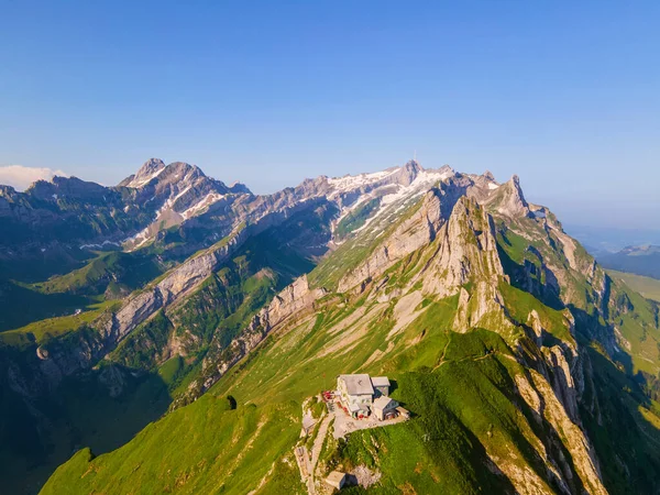 Schaefler Altenalptuerme bergkam Zwitsers Alpstein Alpenzell Innerrhoden Zwitserland, steile bergkam van de majestueuze Schaefler bergtop in de Alpstein bergketen Appenzell, Zwitserland met — Stockfoto