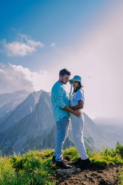 Schaefler Altenalptuerme bergkam swiss Alpstein, Appenzell Innerrhoden Zwitserland, steile bergkam van de majestueuze Schaefler bergtop in de Alpstein bergketen Appenzell, Zwitserland — Stockfoto