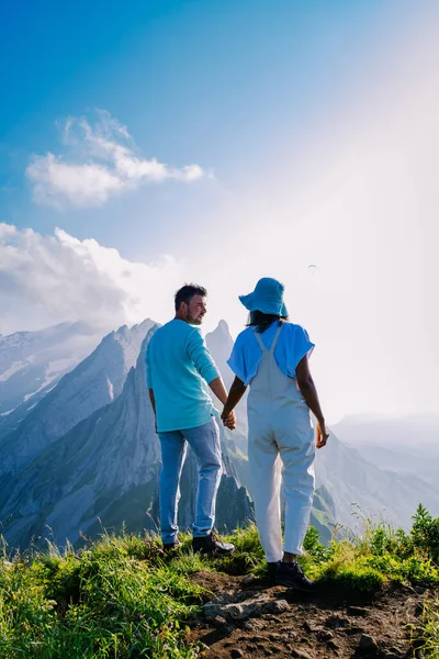 Schaefler Altenalptuerme mountain ridge swiss Alpstein, Appenzell Innerrhoden Svizzera, ripida cresta della maestosa vetta Schaefler nella catena montuosa Alpstein Appenzell, Svizzera — Foto Stock