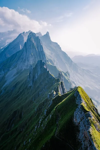 Schaefler Altenalptuerme montaña suiza Alpstein alpino Appenzell Innerrhoden Suiza, cresta empinada del majestuoso pico Schaefler en la cordillera Alpstein Appenzell, Suiza con — Foto de Stock