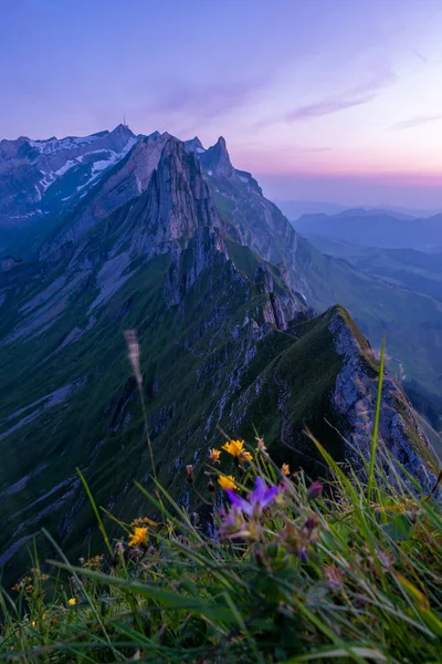 Pôr do sol nas montanhas, Schaefler Altenalptuerme cume da montanha suíço Alpstein alpino Appenzell Innerrhoden Suíça, cume íngreme do majestoso pico Schaefler na montanha Alpstein Suíça — Fotografia de Stock