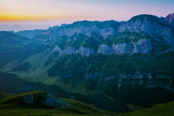 Západ slunce v horách, Schaefler Altenalptuerme horský hřeben švýcarský Alpstein alpské Appenzell Innerrhoden Švýcarsko, strmý hřeben majestátní Schaefler vrchol v pohoří Alpstein Švýcarsko — Stock fotografie