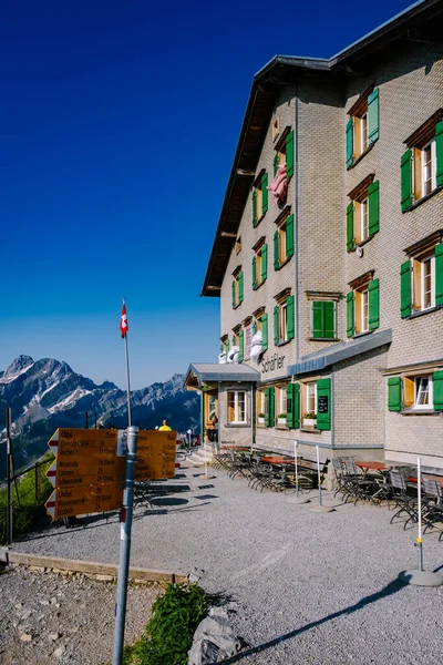 Berggasthaus Schaefler schronisko górskie na szczycie Schafler Altenalptuerme grzbiet szwajcarski Alpstein Appenzell Szwajcaria — Zdjęcie stockowe