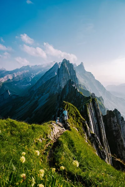 Schaefler Altenalptuerme mountain ridge swiss Alpstein, Appenzell Innerrhoden Suiza, cresta empinada del majestuoso pico Schaefler en la cordillera Alpstein Appenzell, Suiza — Foto de Stock