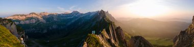 Schaefler Altenalptuerme dağ sırtı İsviçre Alpstein, Appenzell Innerrhoden İsviçre, İsviçre 'nin Alpstein sıradağları Appenzell, İsviçre' nin görkemli Schaefler zirvesi.