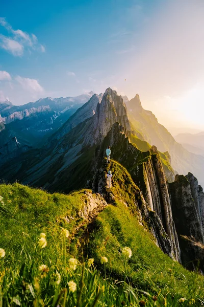 Schaefler Altenalptuerme山の尾根スイスアルプシュタイン、アッペンツェル・インナーローデンスイス、アルプシュタイン山脈の壮大なSchaeflerピークの急な尾根アッペンツェル、スイス — ストック写真