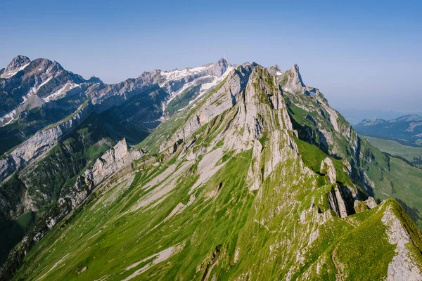 Schaefler Altenalptuerme bergkam Zwitsers Alpstein Alpenzell Innerrhoden Zwitserland, steile bergkam van de majestueuze Schaefler bergtop in de Alpstein bergketen Appenzell, Zwitserland met — Stockfoto