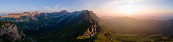 Закат в горах, Schaefler Altenalptuerme горный хребет швейцарский Альпштейн альпийский Аппенцелль Innerrhoden Швейцарии, крутой хребет величественной вершины Schaefler в горах Альпштейна Швейцарии — стоковое фото