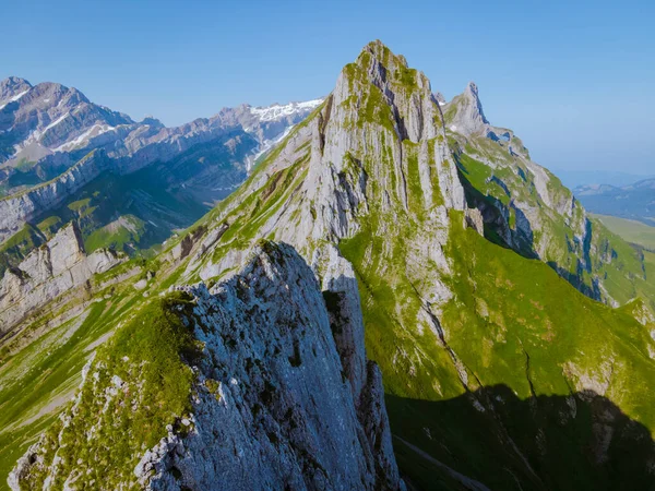Schaefler Altenalptuerme cordilheira suíço Alpstein alpino Appenzell Innerrhoden Suíça, cume íngreme do majestoso pico Schaefler na cordilheira Alpstein Appenzell, Suíça com — Fotografia de Stock
