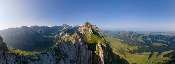 Schaefler Altenalptuerme mountain ridge swiss Alpstein alpine Appenzell Innerrhoden Switzerland,steep ridge of the majestic Schaefler peak in the Alpstein mountain range Appenzell, Switzerland with — Stock Photo, Image