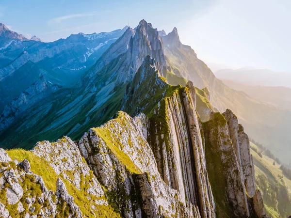 Schaefler Altenalptuerme grzbiet górski szwajcarski Alpstein alpejski Appenzell Innerrhoden Szwajcaria, stromy grzbiet majestatycznego szczytu Schaefler w Alpstein pasmo górskie Appenzell, Szwajcaria z — Zdjęcie stockowe