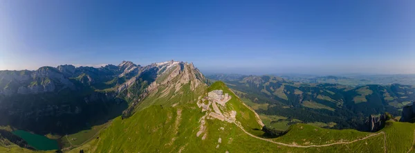 Schaefler Altenalptuerme montaña suiza Alpstein alpino Appenzell Innerrhoden Suiza, cresta empinada del majestuoso pico Schaefler en la cordillera Alpstein Appenzell, Suiza con —  Fotos de Stock