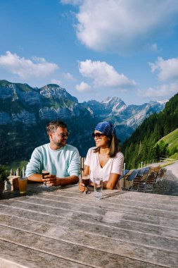 İsviçre Alpleri ve Aescher kayalıklarının altındaki bir dağ restoranı İsviçre 'nin Aescher yamacındaki Appenzell bölgesinde Ebenalp Dağı' ndan görüldü.