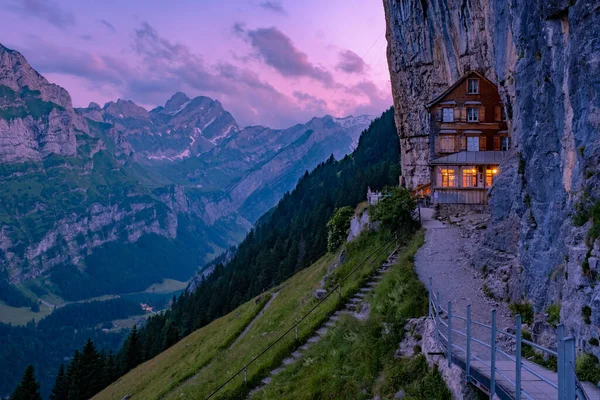 Schweizer Alpen und Bergrestaurant unter dem Äscherfelsen von der Ebenalp im Appenzeller Land aus gesehen — Stockfoto