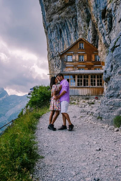 Швейцарские Альпы и горный ресторан под Эгейским утесом, вид на который открывается с горы Альп в регионе Аппель в Швейцарии — стоковое фото