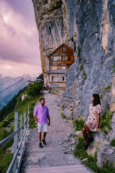 Alpy Szwajcarskie i restauracja górska pod klifem Aescher z góry Ebenalp w regionie Appenzell w Szwajcarii — Zdjęcie stockowe