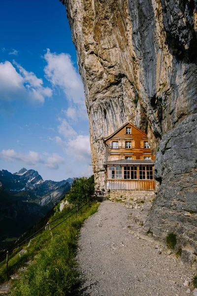 Svájci Alpok és egy hegyi étterem az Aescher-szikla alatt az Ebenalp hegyről nézve a svájci Appenzell régióban Aescher-szikla — Stock Fotó