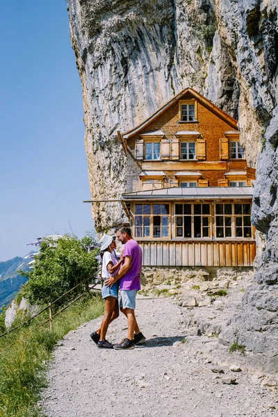 Швейцарские Альпы и горный ресторан под Эгейским утесом, вид на который открывается с горы Альп в регионе Аппель в Швейцарии — стоковое фото