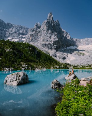 İtalyan Dolomitleri 'ndeki Lago di Sorapis' in açık gökyüzü, süt mavisi Lago di Sorapis Gölü, Sorapis Gölü, Dolomitler, İtalya