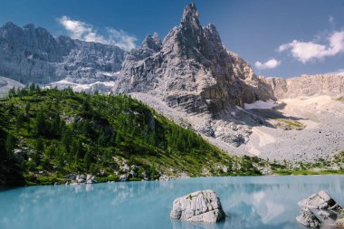 İtalyan Dolomitleri 'ndeki Lago di Sorapis' in açık gökyüzü, süt mavisi Lago di Sorapis Gölü, Sorapis Gölü, Dolomitler, İtalya