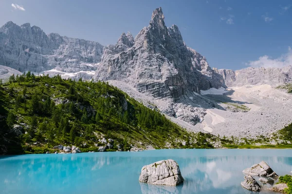 Mattina con cielo limpido sul Lago di Sorapis nelle Dolomiti italiane, lago azzurro latte Lago di Sorapis, Lago Sorapis, Dolomiti, Italia — Foto Stock