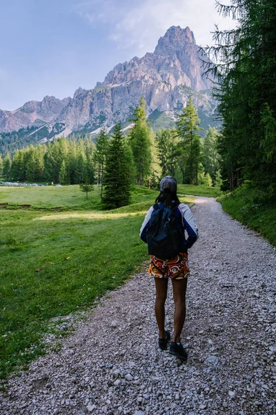 İtalyan Dolomitleri 'nde yürüyüş yapan bir kadın İtalyan Dolomitleri' ndeki Lago Di Sorapis 'e yürüyüş yapan bir kız. — Stok fotoğraf