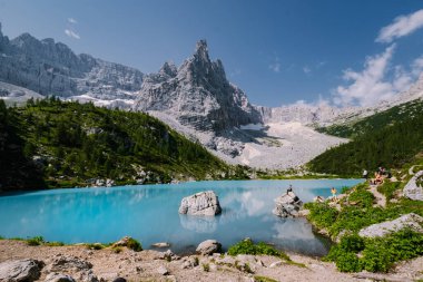 İtalyan Dolomitleri 'ndeki Lago di Sorapis' in açık gökyüzü, süt mavisi Lago di Sorapis Gölü, Sorapis Gölü, Dolomitler, İtalya
