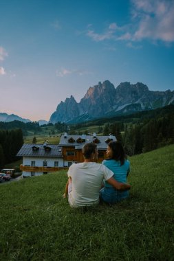 Cortina ve Ampezzo kasabasının panoramik manzarası. Alp yeşili manzarası ve arka planda büyük Dolomitler var. Belluno ili, Güney Tyrol, İtalya.