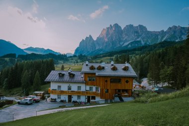 Cortina ve Ampezzo kasabasının panoramik manzarası. Alp yeşili manzarası ve arka planda büyük Dolomitler var. Belluno ili, Güney Tyrol, İtalya.