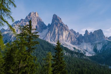 İtalyan Dolomitleri 'ndeki Lago di Sorapis' in açık gökyüzü, süt mavisi Lago di Sorapis Gölü, Sorapis Gölü, Dolomitler, İtalya