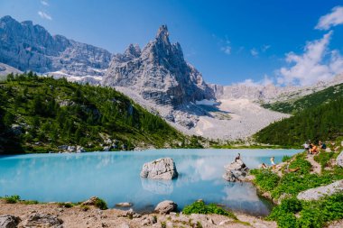 İtalyan Dolomitleri 'ndeki Lago di Sorapis' in açık gökyüzü, süt mavisi Lago di Sorapis Gölü, Sorapis Gölü, Dolomitler, İtalya