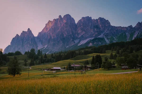 Cortina dAmpezzo città vista panoramica con paesaggio verde alpino e imponenti Alpi Dolomiti sullo sfondo. Provincia di Belluno, Alto Adige. — Foto Stock