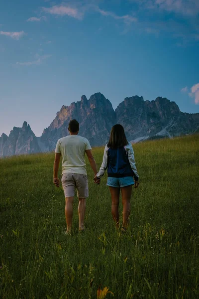 Cortina dAmpezzo stad panoramisch uitzicht met alpine groene landschap en enorme Dolomieten Alpen op de achtergrond. Provincie Belluno, Zuid-Tirol, Italië. — Stockfoto