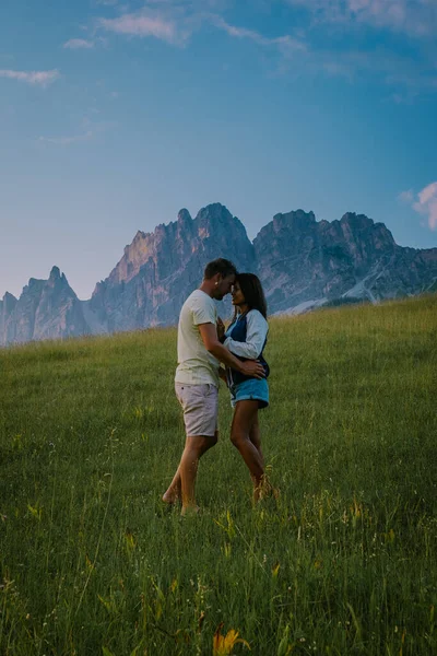 Cortina dAmpezzo πόλη πανοραμική θέα με αλπικό πράσινο τοπίο και μαζική Dolomites Άλπεις στο παρασκήνιο. Επαρχία Belluno, South Tyrol, Ιταλία. — Φωτογραφία Αρχείου